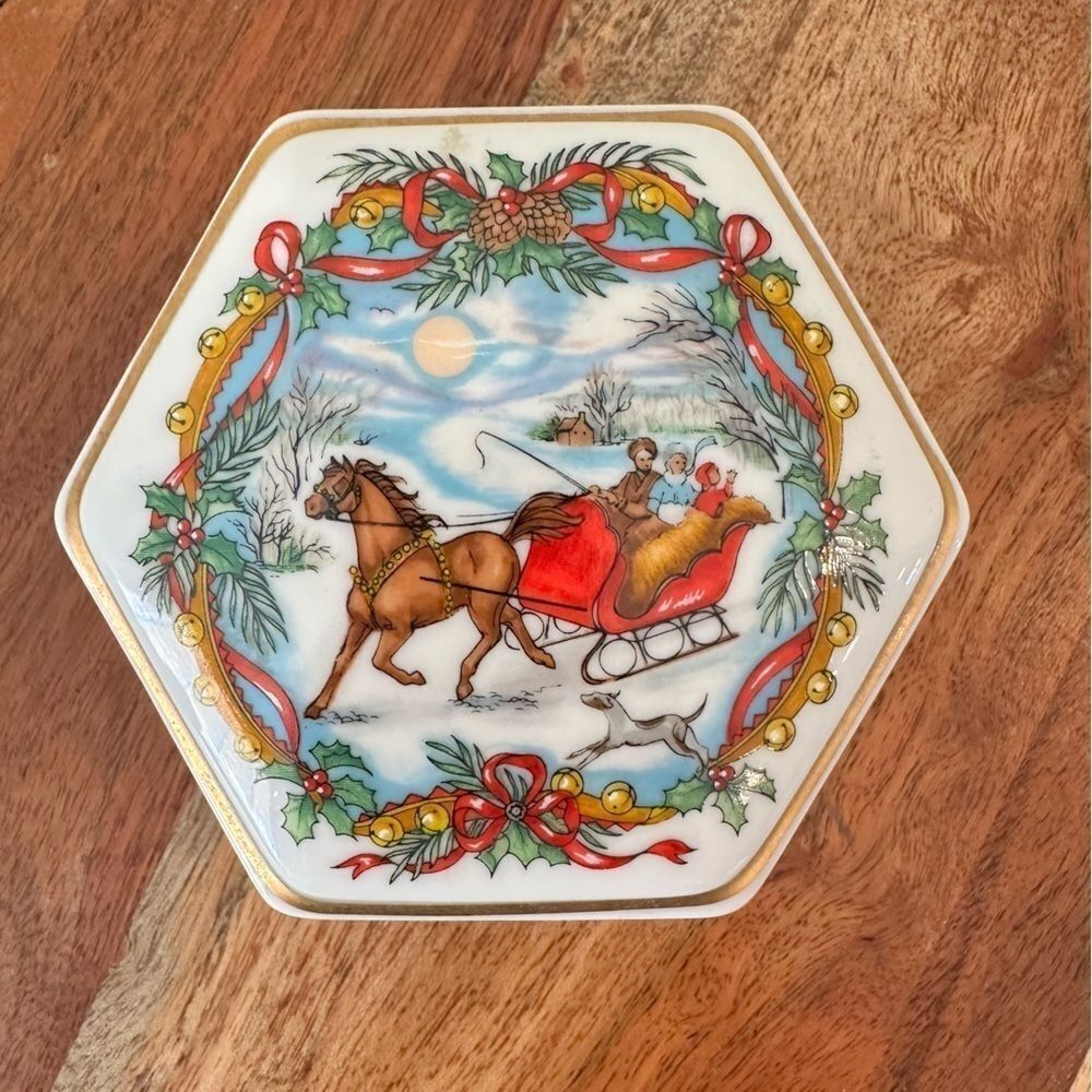 Vintage Heritage House 1988 Melodies of Christmas Music Box
